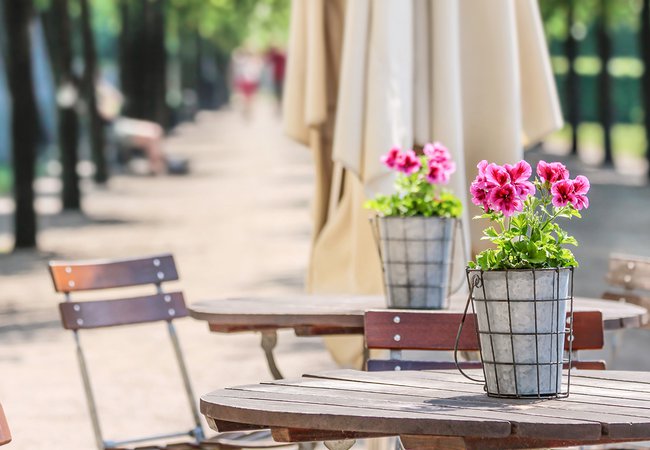 Garden-restaurant-in-the-park